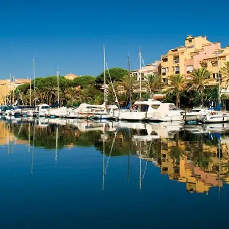 شقة Superbe Avec Piscine, Ascenseur Et Acces Direct Sur Le Port آجد